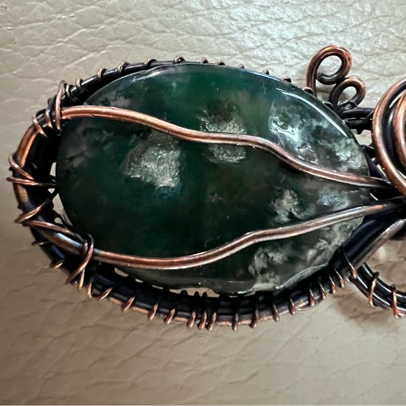 MOSS PREHNITE WIRE WRAPPED PENDANT - Picture 2 of 2